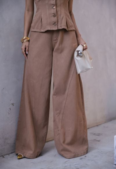 Calça Pantalona Recortes Gaia Mocha Mousse